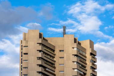 Madrid, İspanya - 12 Haziran 2024: Retiro Park 'ın önündeki Torre de Valencia yerleşim yeri gökdeleni. Javier Carvajal 'ın tasarladığı beton cephe apartmanı.