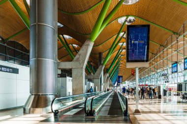 Madrid, İspanya - 2 Ağustos 2024: Barajas Havaalanı. T4 Terminali. Madrid-Barajas Adolfo Suarez uluslararası havalimanı başkentin ana havaalanıdır. Biniş bekleyen insanların iç görünümü