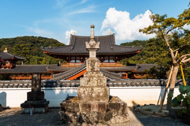 Uji, Japonya - 14 Ağustos 2024: Byodoin Tapınağı Phoenix Hall ve çarpıcı yansıma gölüyle ünlü ünlü bir Budist tapınağıdır. Bir UNESCO Dünya Mirası sahası