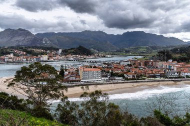İspanya 'nın Asturias kentindeki güzel Ribadesella kasabasının panoramik manzarası