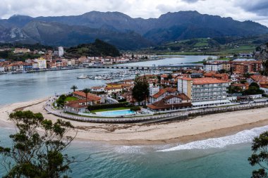İspanya 'nın Asturias kentindeki güzel Ribadesella kasabasının panoramik manzarası