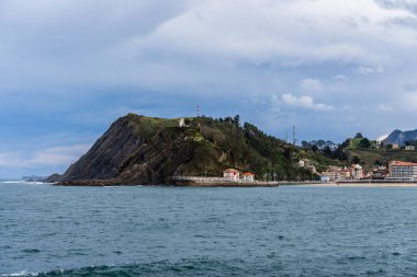 İspanya 'nın Asturias kentindeki güzel Ribadesella kasabasının panoramik manzarası