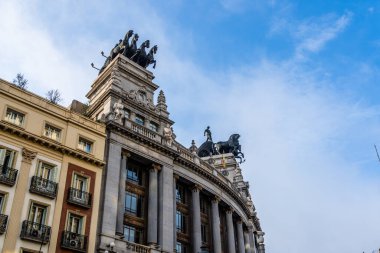 Madrid 'in merkezindeki tarihi binanın alçak açılı görüntüsü. Sevilla Meydanı