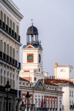 Madrid 'in merkezinde Real Casa de Correos saat kulesi olan Puerta del Sol şehir meydanı..