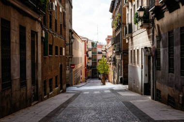 Madrid, İspanya - 1 Kasım 2024: Malasana ya da Madrid 'in Malasana bölgesinde sokak sahnesi. Malasana, Madrid 'in en popüler mahallelerinden biri ve karşı kültür sahnesiyle tanınıyor.