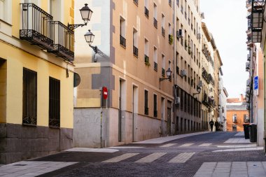 Madrid, İspanya - 1 Kasım 2024: Malasana ya da Madrid 'in Malasana bölgesinde sokak sahnesi. Malasana, Madrid 'in en popüler mahallelerinden biri ve karşı kültür sahnesiyle tanınıyor.