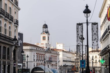 Madrid, İspanya - 9 Kasım 2024: Real Casa de Correos saat kulesiyle Puerta del Sol şehir meydanı