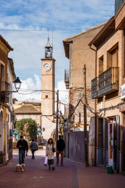 Consuegra, İspanya - 2 Kasım 2024: Eski şehrin manzarası. İspanya meydanı. Yel değirmenleri şehrin üzerinde bir tepeyi taçlandırıyor ve Don Kişot sayesinde dünya çapında tanınıyor..