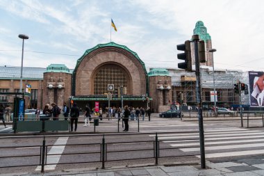 Helsinki, Finlandiya - 19 Ağustos 2024: Helsinki Merkez Tren İstasyonu. Çatıda Ukrayna Bayrağı