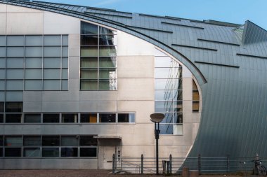 Helsinki, Finlandiya - 19 Ağustos 2024: Çağdaş Sanat Kiasma Müzesi. Steven Holl Mimarlıktan Finlandiya Ulusal Galerisi