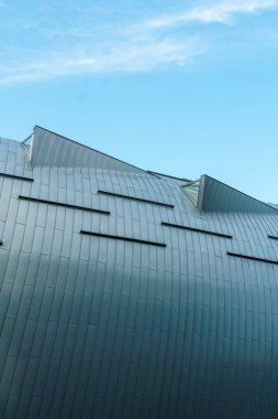 Helsinki, Finlandiya - 19 Ağustos 2024: Çağdaş Sanat Kiasma Müzesi. Steven Holl Mimarlıktan Finlandiya Ulusal Galerisi