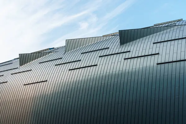 Helsinki, Finlandiya - 19 Ağustos 2024: Çağdaş Sanat Kiasma Müzesi. Steven Holl Mimarlıktan Finlandiya Ulusal Galerisi