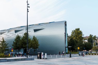 Helsinki, Finlandiya - 19 Ağustos 2024: Çağdaş Sanat Kiasma Müzesi. Steven Holl Mimarlıktan Finlandiya Ulusal Galerisi