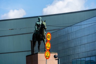 Helsinki, Finlandiya - 19 Ağustos 2024: Çağdaş Sanat Kiasma Müzesi. Steven Holl Mimarlık 'ın Finlandiya Ulusal Galerisi. Mareşal Mannerheim 'ın Binicilik Heykeli