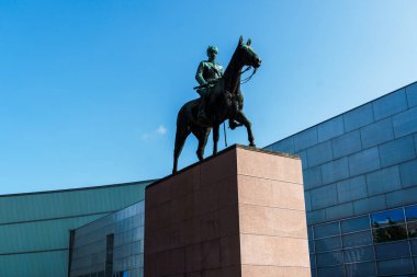 Helsinki, Finlandiya - 19 Ağustos 2024: Çağdaş Sanat Kiasma Müzesi. Steven Holl Mimarlık 'ın Finlandiya Ulusal Galerisi. Mareşal Mannerheim 'ın Binicilik Heykeli