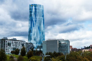 Bilbao, İspanya - 9 Ekim 2024: Deusto Üniversitesi Kütüphanesi ve Iberdrola Kulesi
