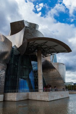 Bilbao, İspanya - 9 Ekim 2024: Nervion nehrinin kıyısında Frank Gehry tarafından inşa edilen Guggenheim Müzesi manzarası