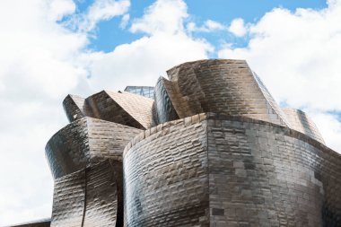 Bilbao, İspanya - 9 Ekim 2024: Nervion nehrinin kıyısında Frank Gehry tarafından inşa edilen Guggenheim Müzesi manzarası