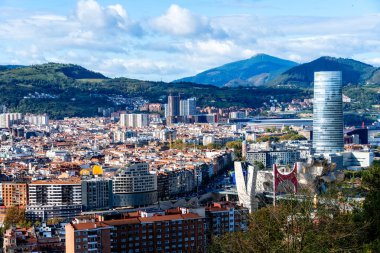 Bilbao, İspanya - 10 Ekim 2024: Bilbao kentinin panoramik yüksek açılı manzarası