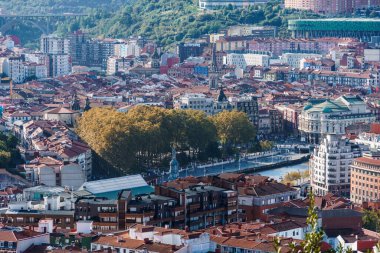 Bilbao, İspanya - 10 Ekim 2024: Bilbao kentinin panoramik yüksek açılı manzarası