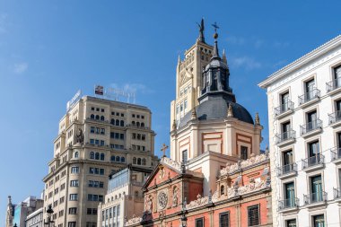 Madrid, İspanya - 16 Kasım 2024: Madrid 'deki Alcala Caddesi' ndeki eski binalar. Las Calatravas Kilisesi Kubbesi