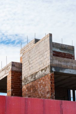 Oliva, İspanya - 5 Aralık 2024: Valencia sahilinde lüks villalar yapım aşamasında
