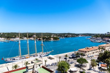 Mao, İspanya - 11 Mayıs 2024: Güneşli limanda yelkenli gemi