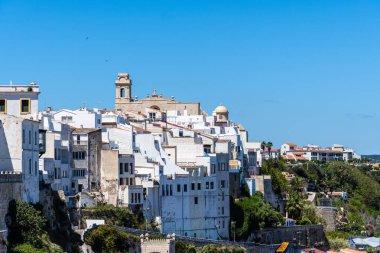 Mao, İspanya - 11 Mayıs 2024: Mavi Gök altındaki Hillside City Mahon Limanı