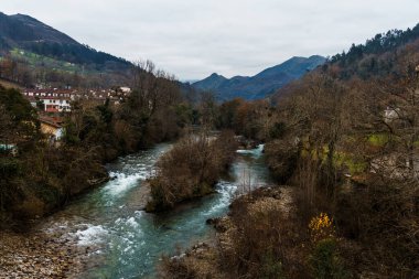 Bulutlu bir günde bir dağ köyünden akan nehir..