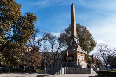 Madrid, İspanya - 2025-02-22: Güneşli bir günde açık mavi gökyüzüne karşı Madrid 'deki Monumento a los Caidos' un çarpıcı manzarası.