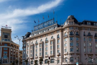 Madrid, İspanya - 2025-02-22: Güneşli bir günde İspanya 'nın orta Madrid kentindeki Prado Müzesi yakınlarındaki lüks Palace Hotel' in dış görünüşü.