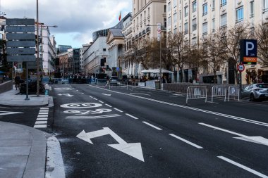 Madrid, İspanya - 2025-02-22: Carrera of San Jeronimo. Madrid mimarisi manzarası ve sakin bir sokak manzarası, bulutlu bir günde şehrin şehir manzarası hakkında bir fikir verir..