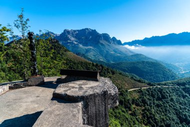 İspanya 'nın Leon kentindeki Picos de Europa dağlarının panoramik manzarası. Picos de Europa dağları manzaraya çarpıcı bir zemin oluşturur..