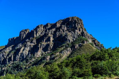 İspanya 'nın Leon kentindeki Picos de Europa dağlarının panoramik manzarası. Picos de Europa dağları manzaraya çarpıcı bir zemin oluşturur..