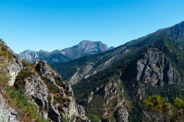 İspanya 'nın Leon kentindeki Picos de Europa dağlarının panoramik manzarası. Picos de Europa dağları manzaraya çarpıcı bir zemin oluşturur..