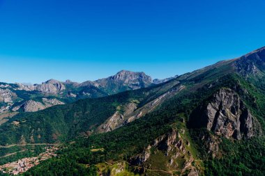 İspanya 'nın Leon kentindeki Picos de Europa dağlarının panoramik manzarası. Picos de Europa dağları manzaraya çarpıcı bir zemin oluşturur..
