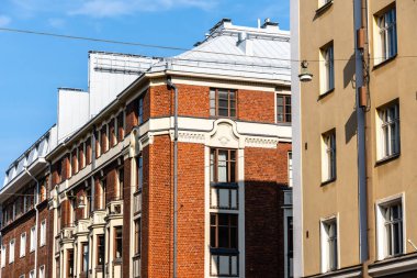 Helsinki, Finlandiya 'daki mimari çekimlerinde parlak mavi gökyüzü altındaki binaların güzel tasarımlarını sergilediler..