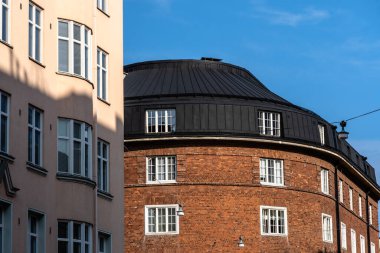 Helsinki 'nin mimarisi, açık bir gökyüzü altında farklı tasarımları ve canlı renkleri olan güzel binaları gözler önüne seriyor..