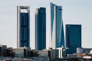 Madrid, İspanya - 1 Ocak 2022: İspanya 'nın önde gelen finans bölgelerinden biri olan Cuatro Torres Business Area gökdelenlerinin yer aldığı şehir manzarası.