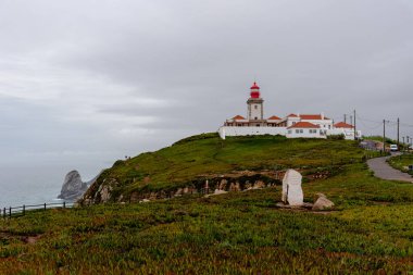 Portekiz, Cape Roca 'daki deniz fenerinin manzarası, Avrupa kıtasının en batı noktası, bulutlu bir günde..