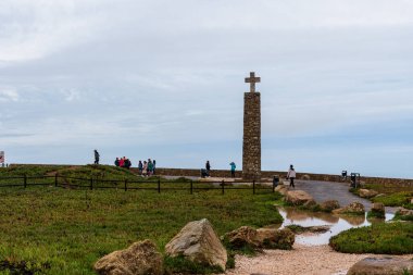 Sintra, Portekiz - 31 Ekim 2022: Cabo da Roca 'daki tarihi haçın manzarası, Portekiz' de bulutlu bir gün.