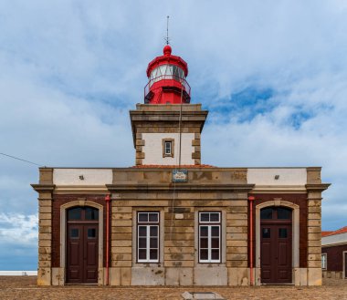 Sintra, Portekiz - 31 Ekim 2022: Portekiz 'in Cabo da Roca kentindeki deniz fenerinin bulutlu bir gökyüzü görüntüsü.