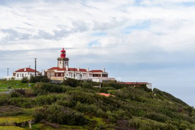Simgesel deniz feneri, Atlantik Okyanusu 'na bakan yemyeşil bir tepenin üzerinde Avrupa kıtasının en batı noktasını işaret ediyor..