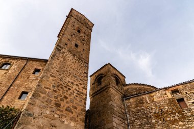 Alçak açılı bakış açısı, bulutlu gökyüzüne karşı İspanya 'nın tarihi binaları Trujillo, Extremadura' nın mimari detaylarını gösteriyor.