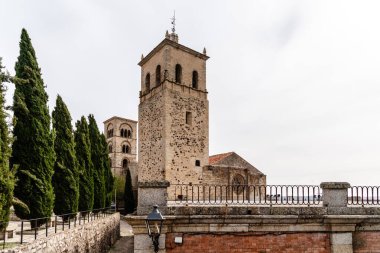 Bulutlu bir günde Trujillo, Extremadura, İspanya 'daki Iglesia de Santiago manzarası, tarihi mimariyi ve sakin çevreyi gözler önüne seriyor..