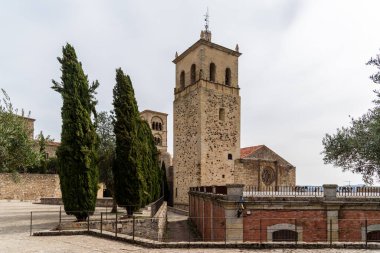 İspanya 'nın Trujillo kentindeki Iglesia de Santiago manzarası Extremadura bölgesindeki tarihi mimarisini ve sakin çevresini gözler önüne seriyor..