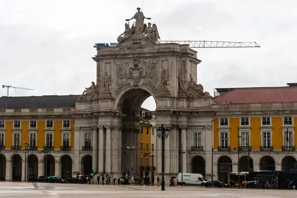 Lizbon, Portekiz - 29 Ekim 2022: Lizbon, Portekiz 'deki ticaret meydanı, bulutlu bir günde, Arco da Rua Augusta ve tarihi binaların sergilendiği yer. Meydan popüler bir turizm merkezidir..