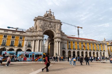 Lizbon, Portekiz - 29 Ekim 2022: Lizbon, Portekiz 'de ticaret meydanı, simetrik mimari ve yumuşak gün ışığı tarafından çerçevelenmiş Arco da Rua Augusta' nın sergilenmesi.
