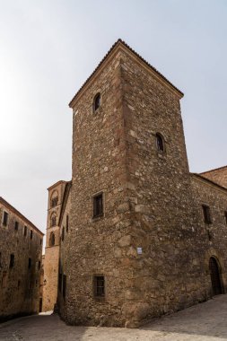 Trujillo, Extremadura, İspanya 'daki taş bir binanın perspektifi. Mimari, bölgenin tarihsel karakterini yansıtıyor..