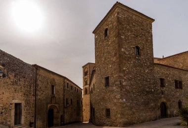 Trujillo, Extremadura 'daki ortaçağ mimarisinin büyüleyici görüntüsü, tarihi cazibesini ve zengin kültürel mirasını gözler önüne seriyor..